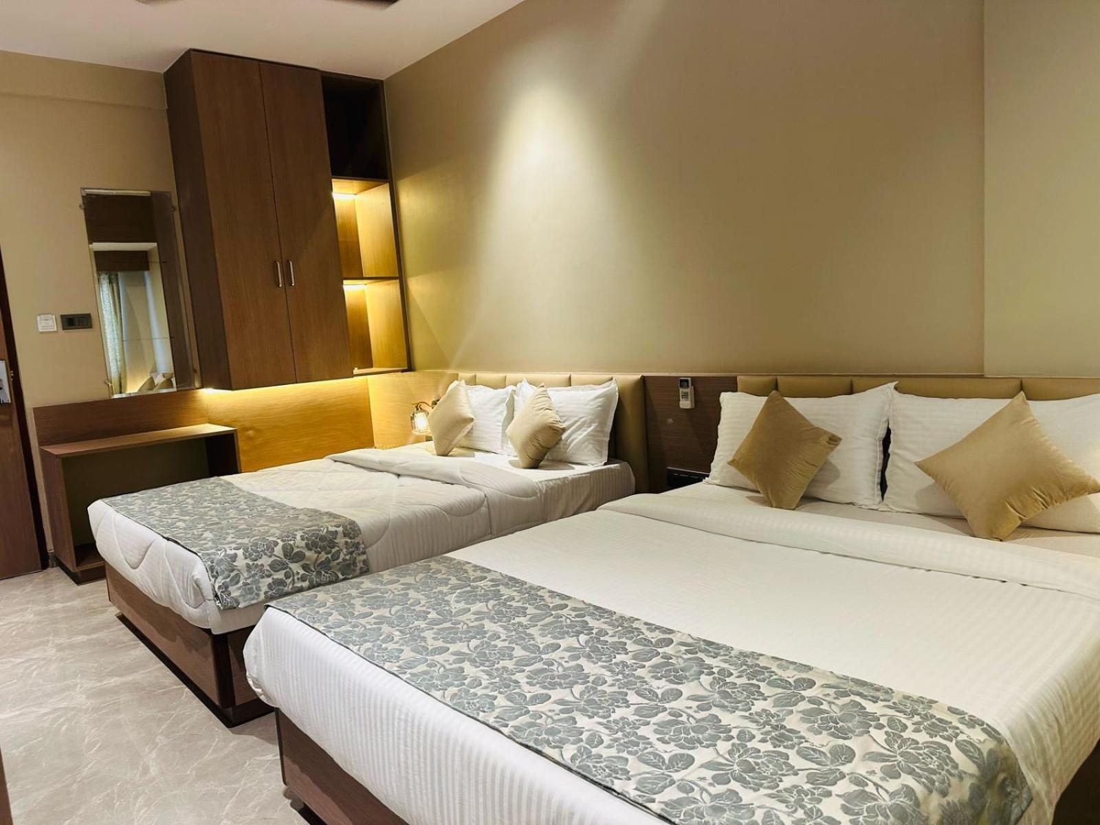 The Falcon Inn Mumbai Exterior photo