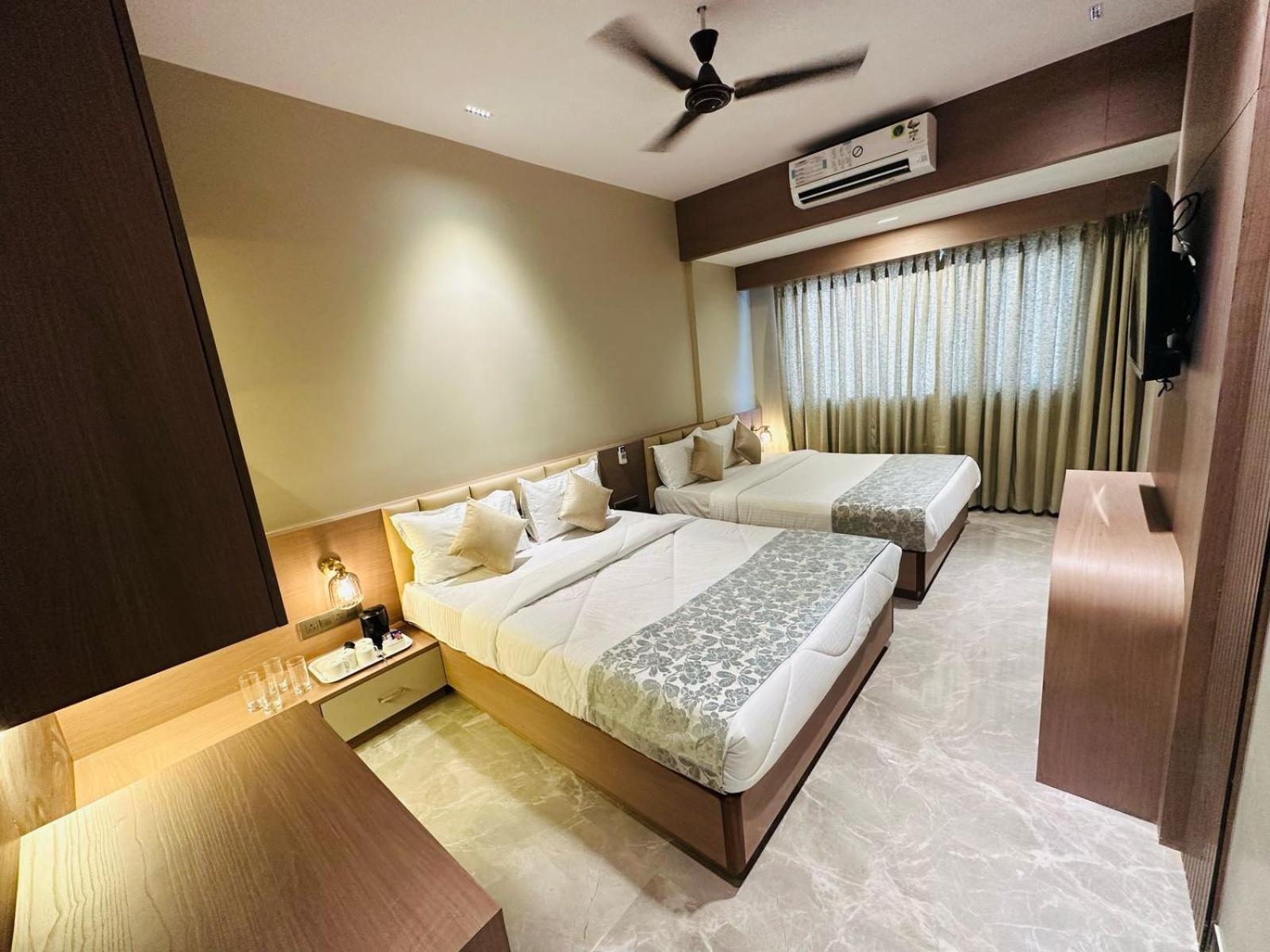 The Falcon Inn Mumbai Exterior photo