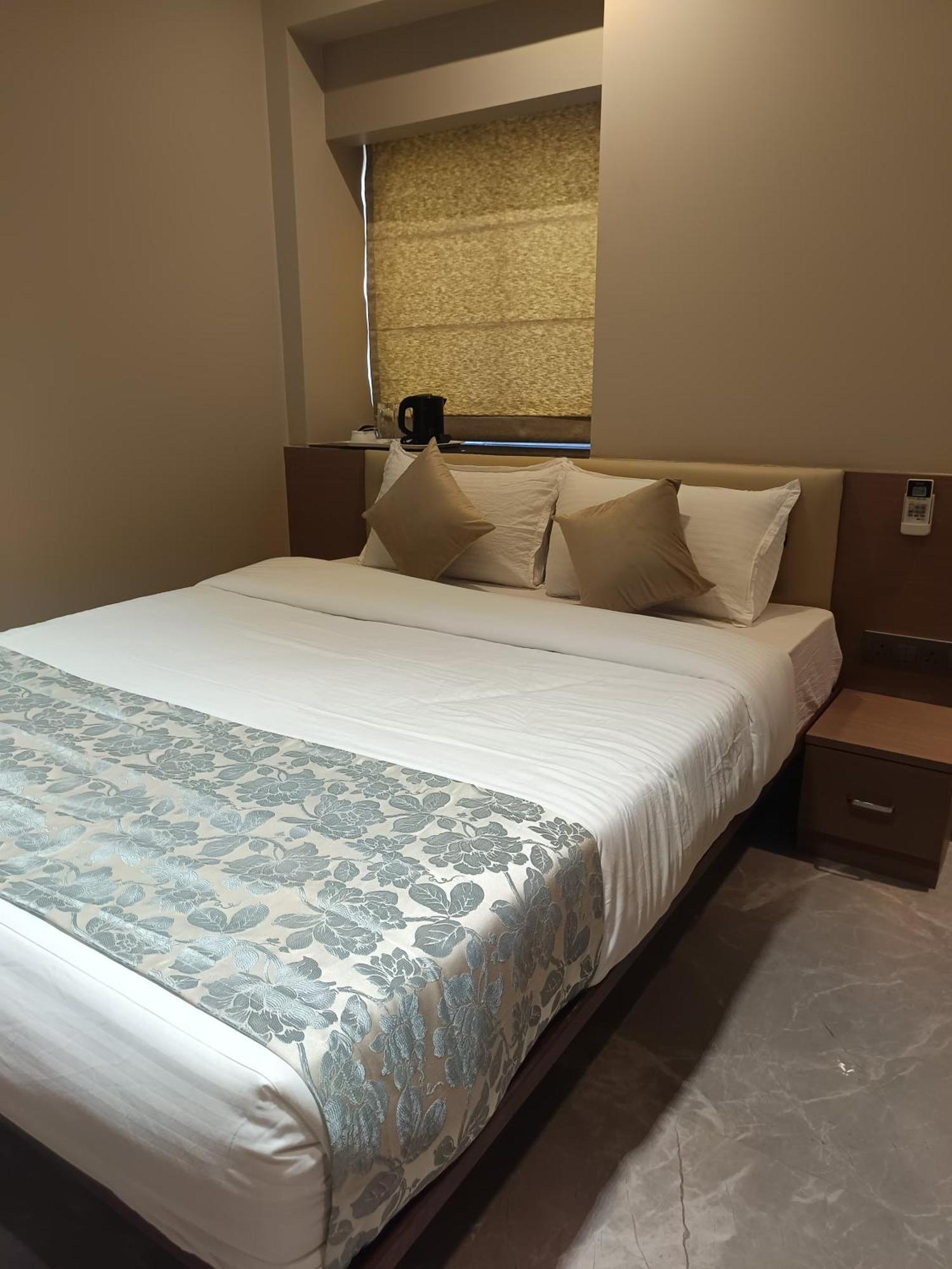 The Falcon Inn Mumbai Exterior photo
